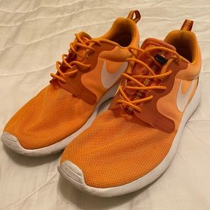 LIKE NEW Men’s Nike Roshe Size 10 Orange